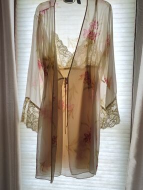 Valerie Stevens Sheer Floral Lace Robe & Chemise in Cream and Pink